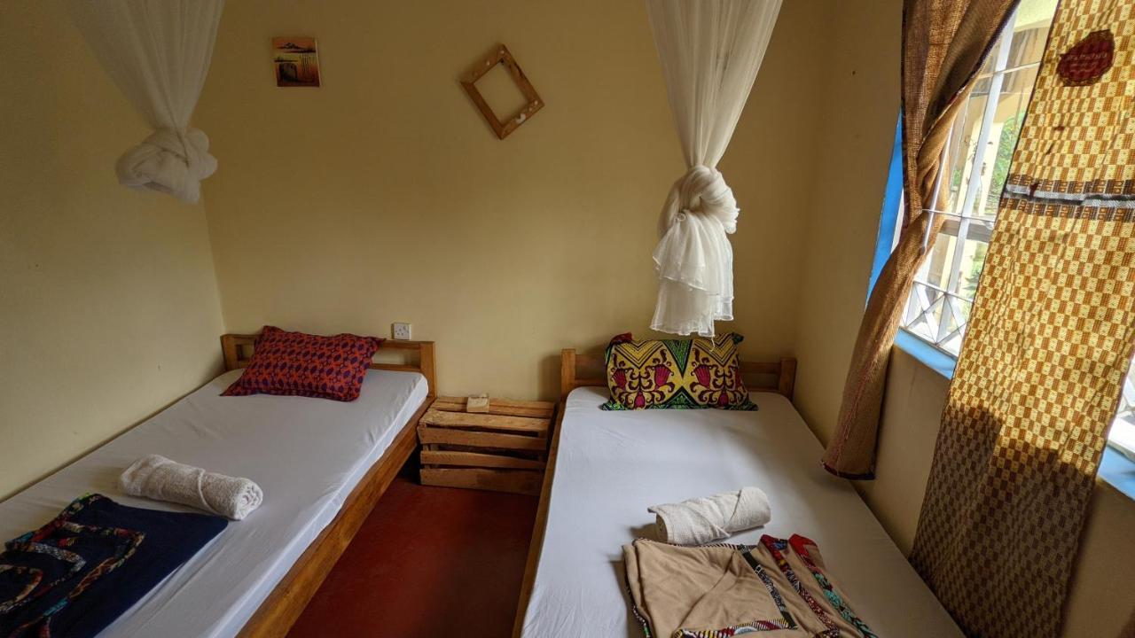 Backyard Hostel 莫希 客房 照片